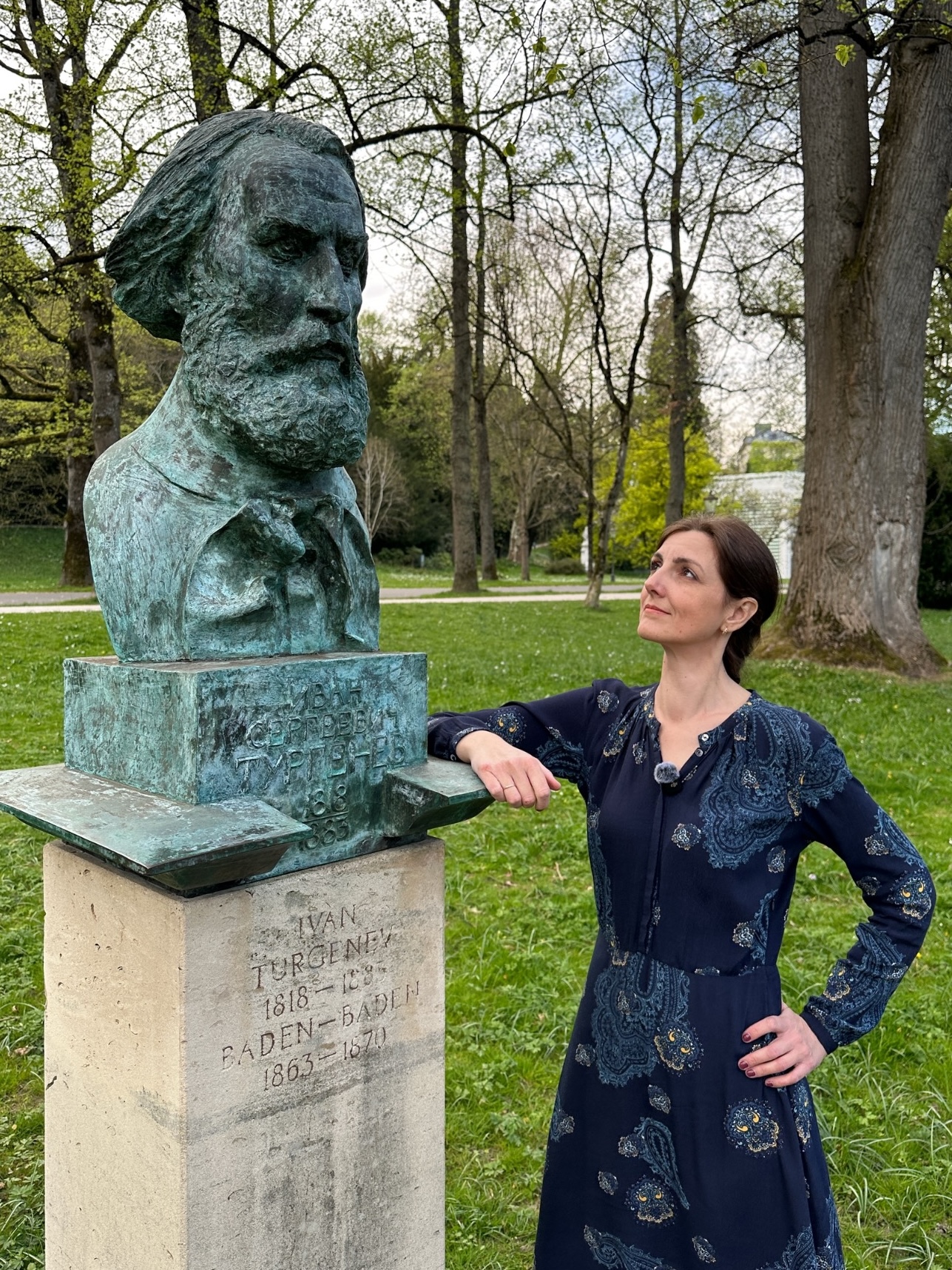 Анна Пейчева рядом с бюстом Ивана Тургенева